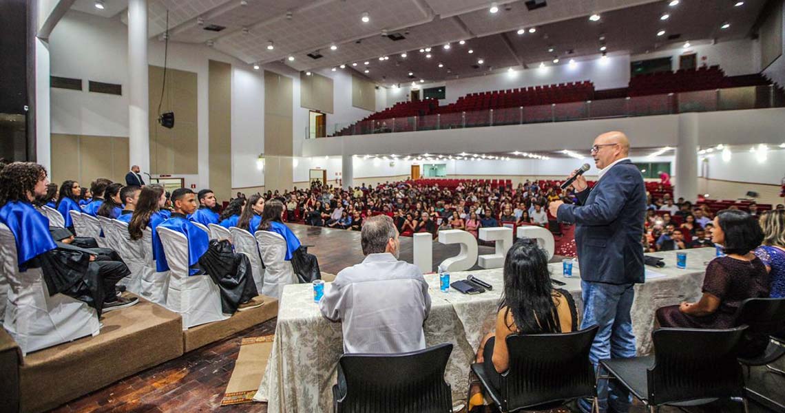 Durante a solenidade, alunos que estavam há mais de 11 anos no colégio foram homenageados