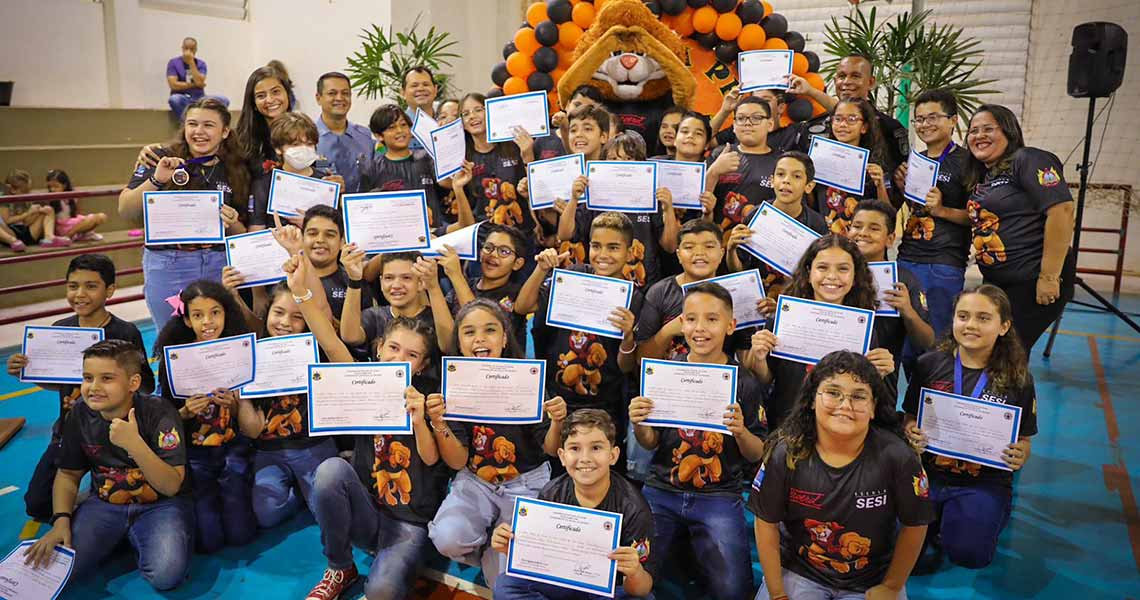 Prevenção às drogas: estudantes do SESI recebem certificado do Proerd