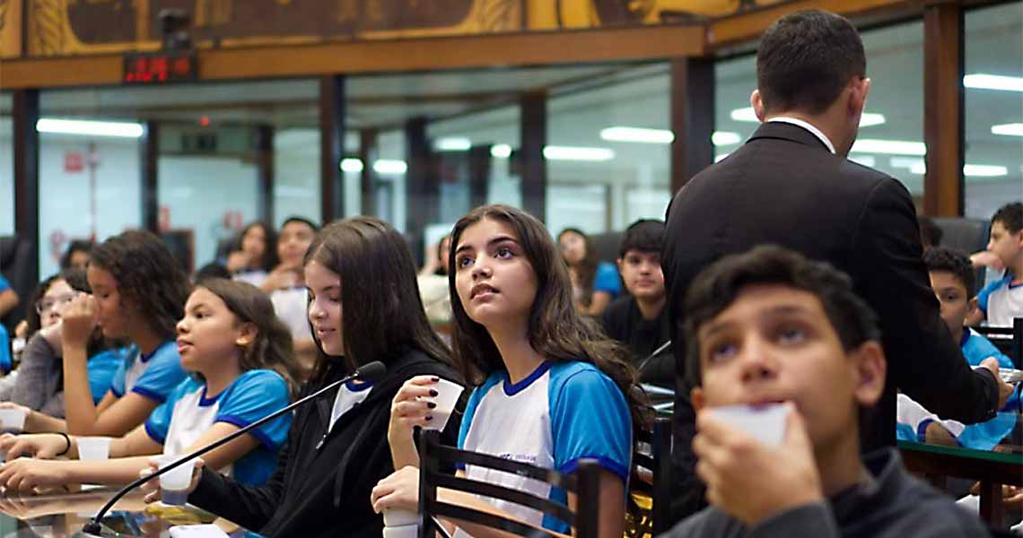 Alunos da Escola SESI conhecem funcionamento do Parlamento acreano em visita à Aleac