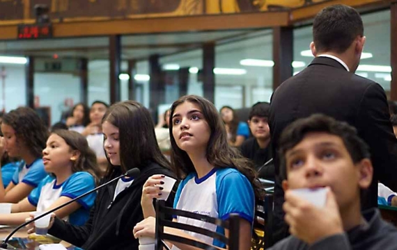 Alunos da Escola SESI conhecem funcionamento do Parlamento acreano em visita à Aleac
